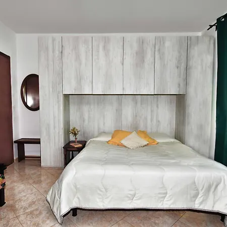 La Rondinella بيت ضيافة *